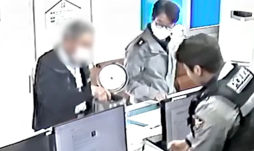 지난 4월13일 전기밥솥을 전달하고 있는 경비원. 경찰청 유튜브 갈무리