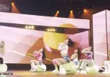 무대에서 짐볼로 안무하는 걸그룹