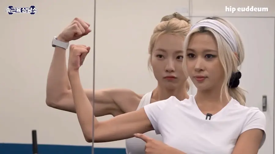 사본-0 (6)_20250918_234847_971_20250919_151647_096.jpg.ren.png 심으뜸 앞에서 근육 자랑한 아이돌.jpg