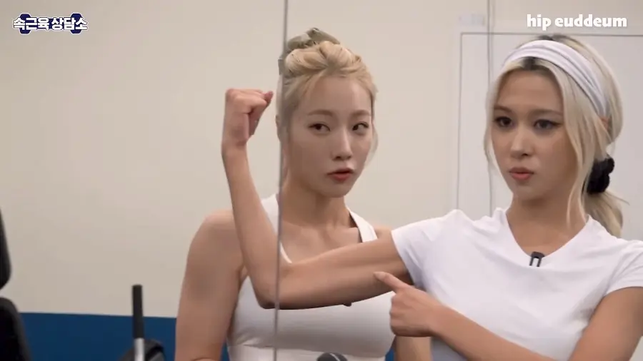 사본-0 (5)_20250918_234847_967_20250919_151647_082.jpg.ren.png 심으뜸 앞에서 근육 자랑한 아이돌.jpg