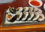 일본에서는 김밥을 먹으면 반찬으로 x을 준다.