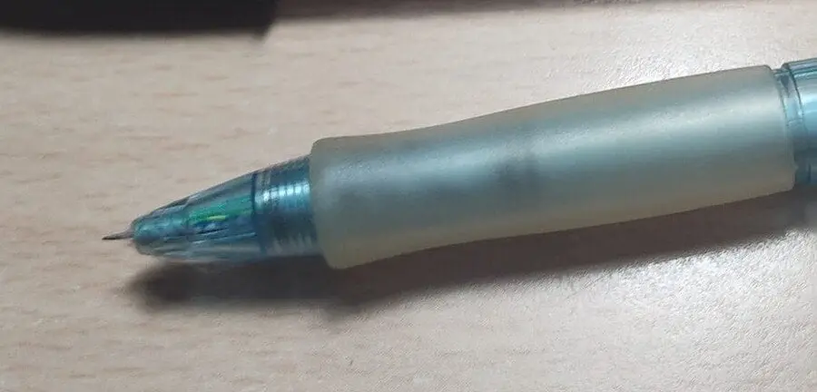 5.jpg 스페인 대학 교수가 압수한 컨닝볼펜 ........JPG