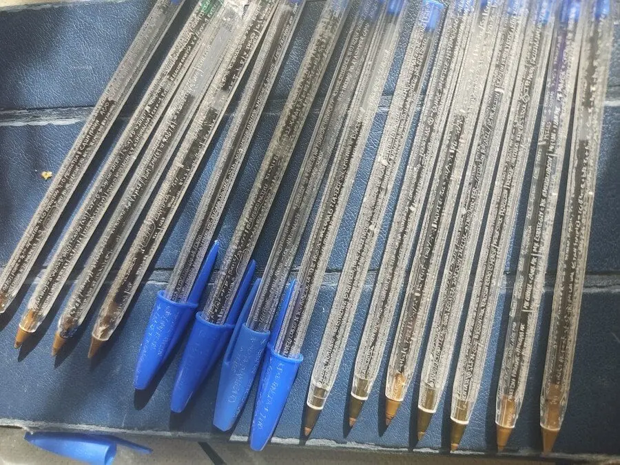 3.jpg 스페인 대학 교수가 압수한 컨닝볼펜 ........JPG