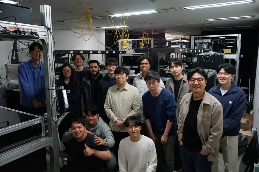 고려대 양자대학원 이동헌 교수 연구실에 소속된 석사와 박사과정생들이 실험실에서 단체 사진을 촬영하고 있다. 박상우씨 제공
