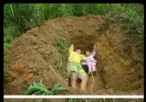 맨손으로 2살짜리 딸의 무덤을 판 아빠.jpg