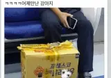 지하철에 강아지 애견가방 없이 탔는데 아무도 뭐라 안함.JPG