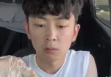 차에서 kbqq 먹방하는 외국인