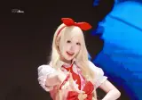 애니 캐릭터 의상 위화감 없이 찰떡 소화한 여돌.jpg