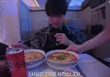 비즈니스 타더니 "라면 10개 주세요"…78만 유튜버 '기내식 먹방' 논란
