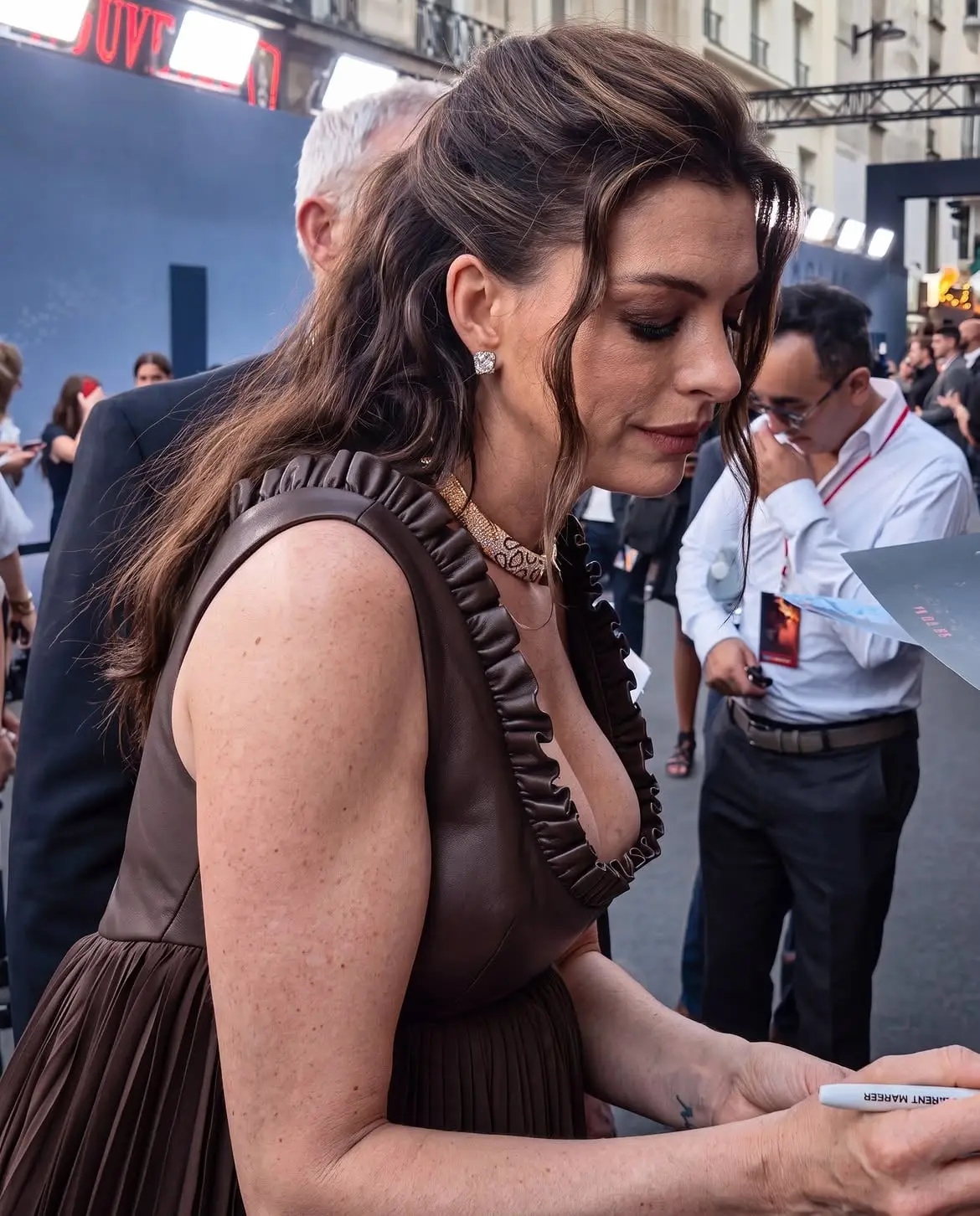 ¡Una diosa en París! 👑🇫🇷Anne Hathaway acaparó todas las miradas en el estreno de La Odisea -1.jpg