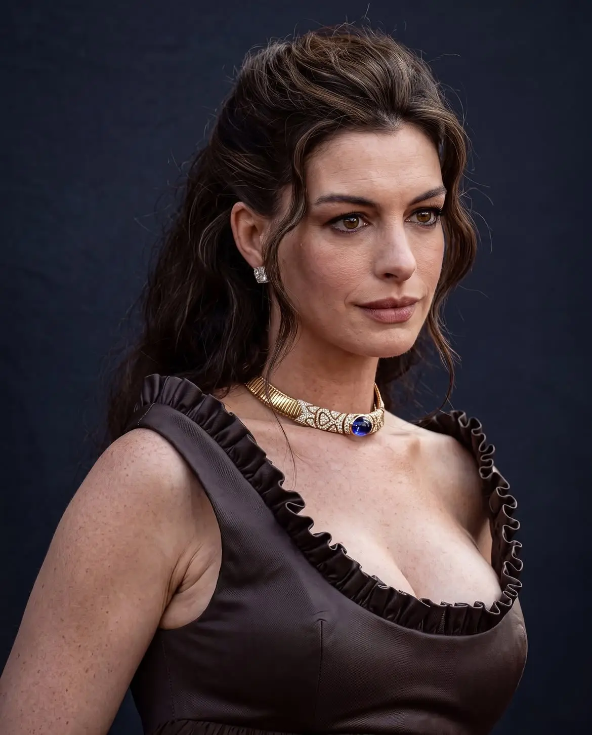 ¡Una diosa en París! 👑🇫🇷Anne Hathaway acaparó todas las miradas en el estreno de La Odisea -3.jpg