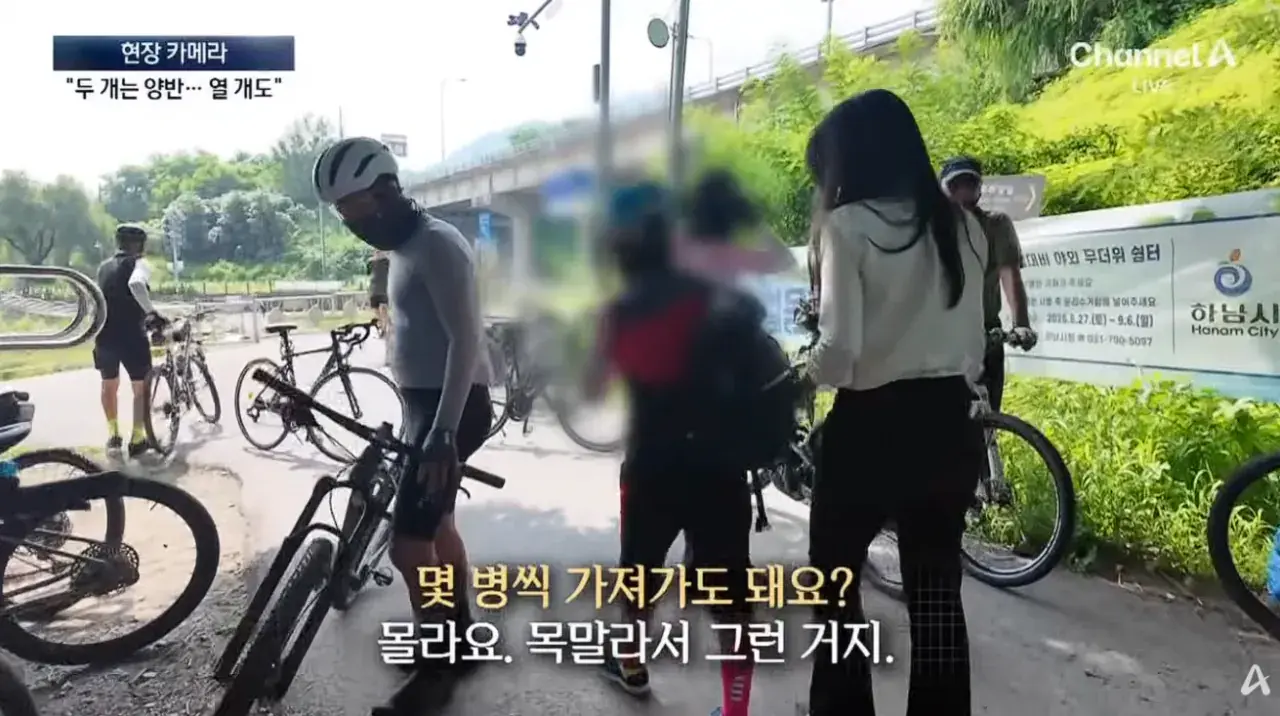 공짜 생수에 사라진 양심…“10병씩 가져가요” (32).png 공짜생수에 양심팔아먹은 사람들 10병씩 가져간다..