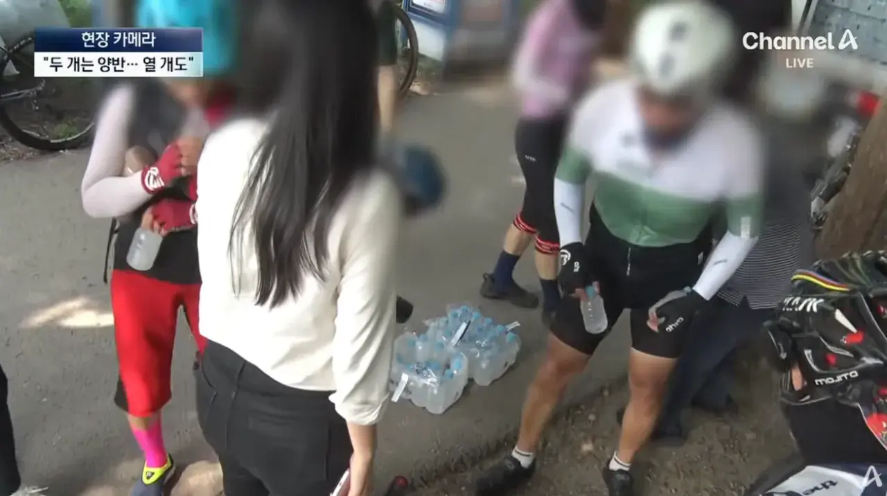 공짜 생수에 사라진 양심…“10병씩 가져가요” (30).png 공짜생수에 양심팔아먹은 사람들 10병씩 가져간다..