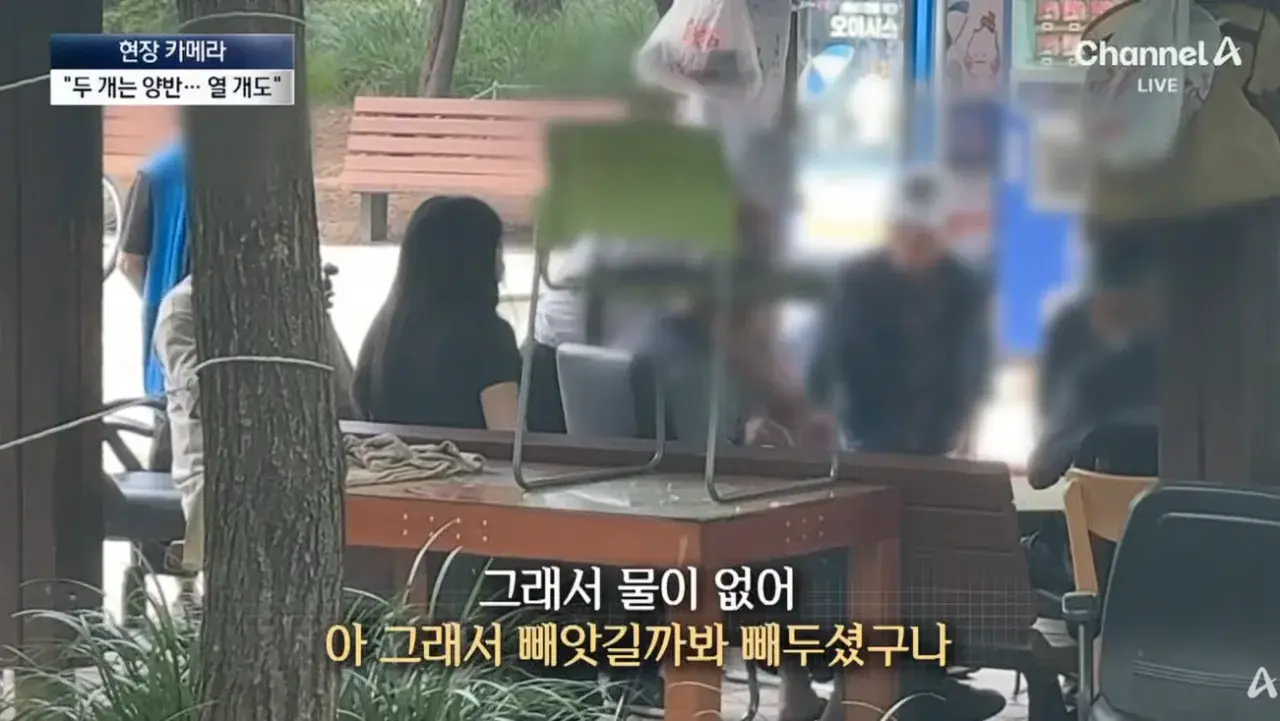공짜 생수에 사라진 양심…“10병씩 가져가요” (18).png 공짜생수에 양심팔아먹은 사람들 10병씩 가져간다..