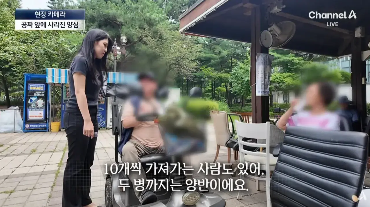 공짜 생수에 사라진 양심…“10병씩 가져가요” (15).png 공짜생수에 양심팔아먹은 사람들 10병씩 가져간다..