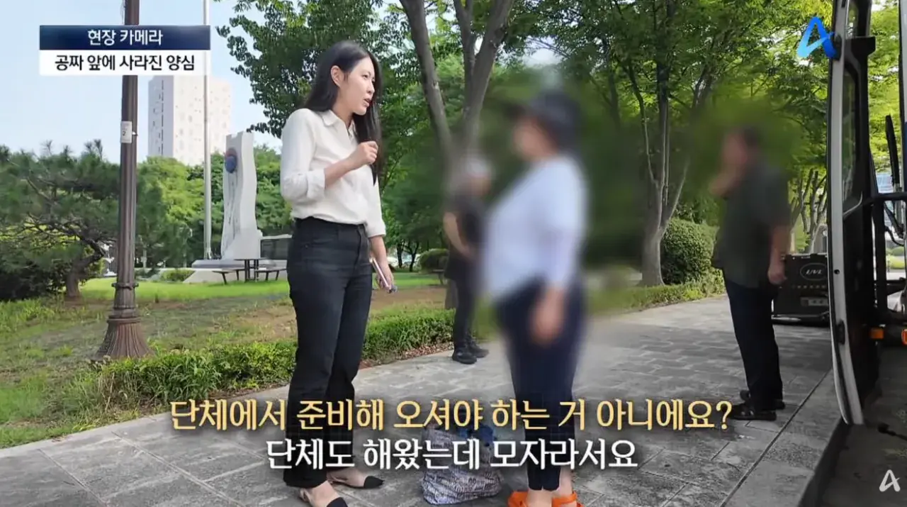 공짜 생수에 사라진 양심…“10병씩 가져가요” (13).png 공짜생수에 양심팔아먹은 사람들 10병씩 가져간다..