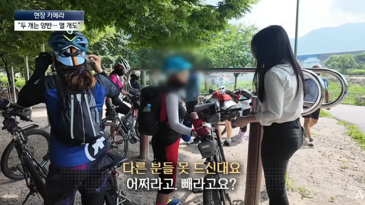 공짜 생수에 사라진 양심…“10병씩 가져가요” (33).png 공짜생수에 양심팔아먹은 사람들 10병씩 가져간다..