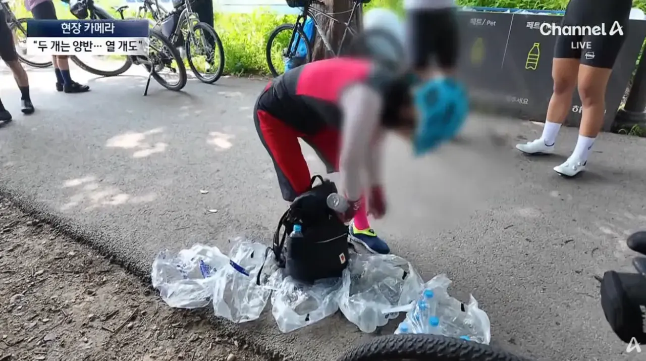 공짜 생수에 사라진 양심…“10병씩 가져가요” (31).png 공짜생수에 양심팔아먹은 사람들 10병씩 가져간다..