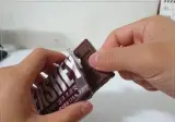 초콜릿에서 이물질이 발견되 남자