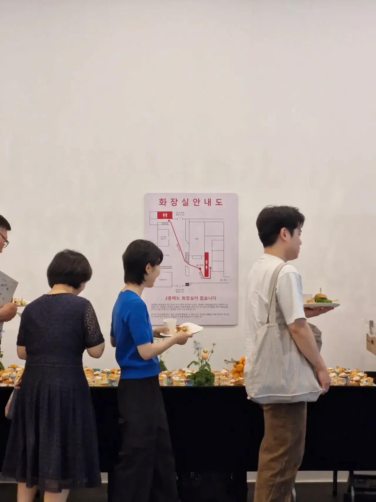 image.png 2층에서 대체 어떤 일이 일어났는지 상상이 안 가는 안내문
