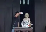 코스어 앞에서 긴장한 남자