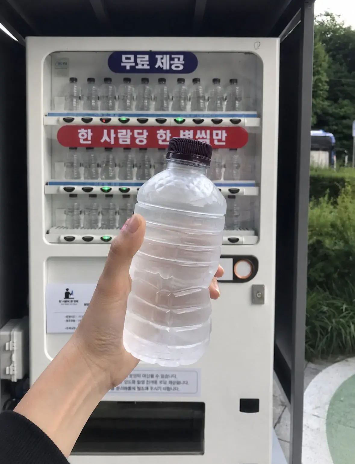 IMG_2198.jpeg 최근 외국 관광객이 감동받았다는 무료 생수 자판기 근황