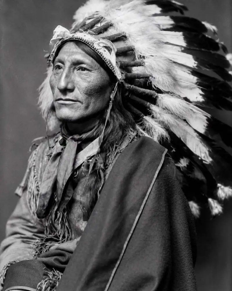 [필터도 보정도 없던 시절 카메라 앞에 선 원주민들]19세기 말에서 20세기 초 사이에 촬영된 것으로 전해지는 아메리카 원주민 초상 사진들이 다시 화제가 되고 있다.186 (5).jpg