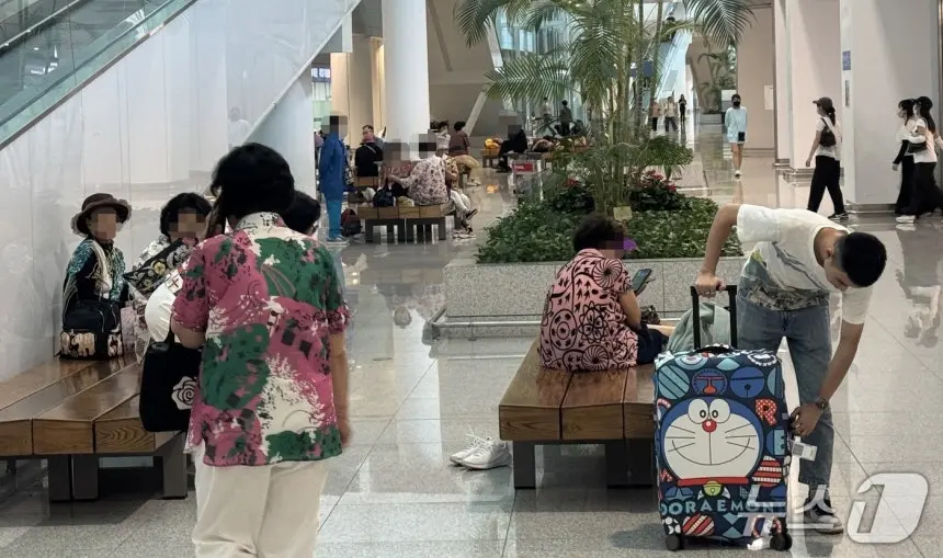4일 오후 찾은 인천국제공항 제2여객터미널. 여행용 캐리어를 끄는 승객들 사이로 부채를 부치는 노인들이 눈에 띄었다.2026.8.4/뉴스1