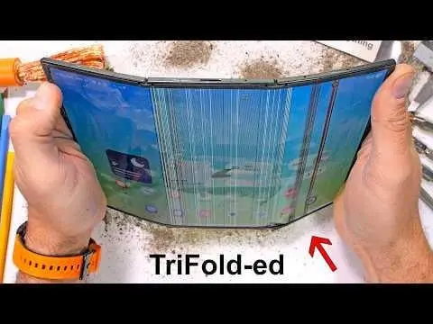 samsung-trifold-durability-test-jerryrigeverything-v0-RLfH1uWcBRUH32j-J1mtFaellCCEY5Cor21SGR9nzOI.jpeg