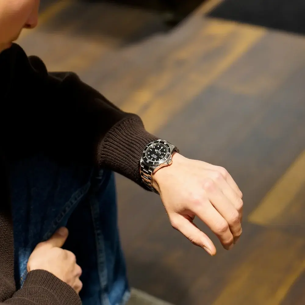 Kunde_probiert_Rolex_Submariner_Date_Referenz_16610_Flat-Four_in_schwarz.webp