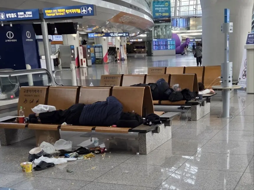 인천공항에 상주하는 노숙자가 휴게 의자에 누워 잠을 자고 있다. 인천국제공항공사 제공