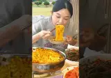 마당에서 라면에 파김치 짜장라면에도 파김치