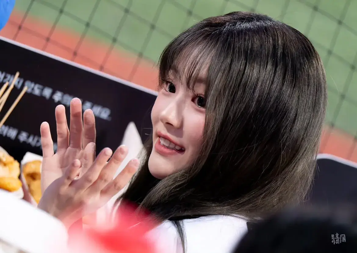 1000064552.jpg 시구하는 QWER 쵸단