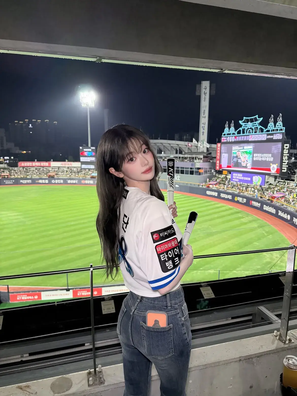 1000064553.jpg 시구하는 QWER 쵸단