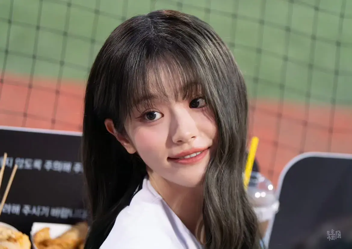 1000064551.jpg 시구하는 QWER 쵸단