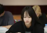 장재현감독 신작 ‘뱀피르‘ 여주에 17살 아이돌 김도이 …