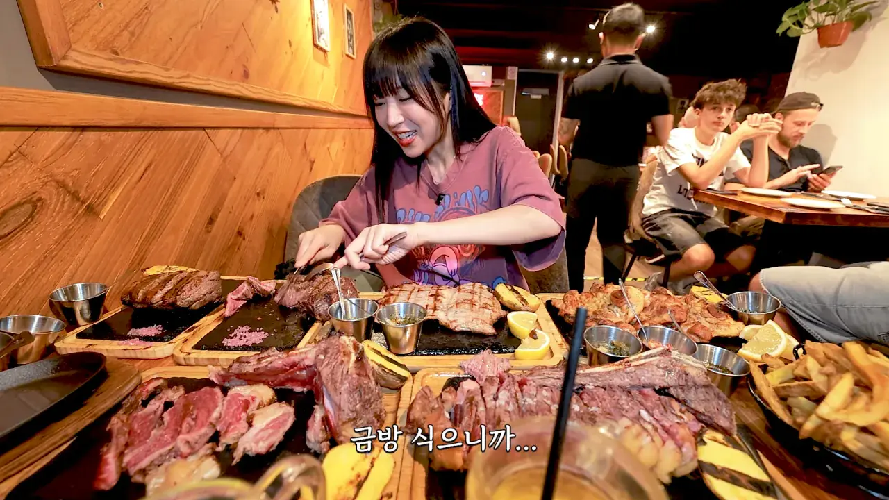 스페인4탄) 스테이크 4kg 시켰더니.. 저보고 초능력자래요🤣 아르헨티나식 티본 스테이크 먹방 8-3 screenshot.png 스페인에서 스테이크 4kg 먹방한 쯔양 근황 ㄷㄷㄷㄷㄷ
