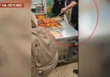 먹던 어묵꼬치 다시 국물에 '퐁당'…전통시장서 '비위생 행동'에 경악