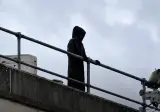 저승사자 복장으로 병원 옥상에서 환자들을 보고있던 남성