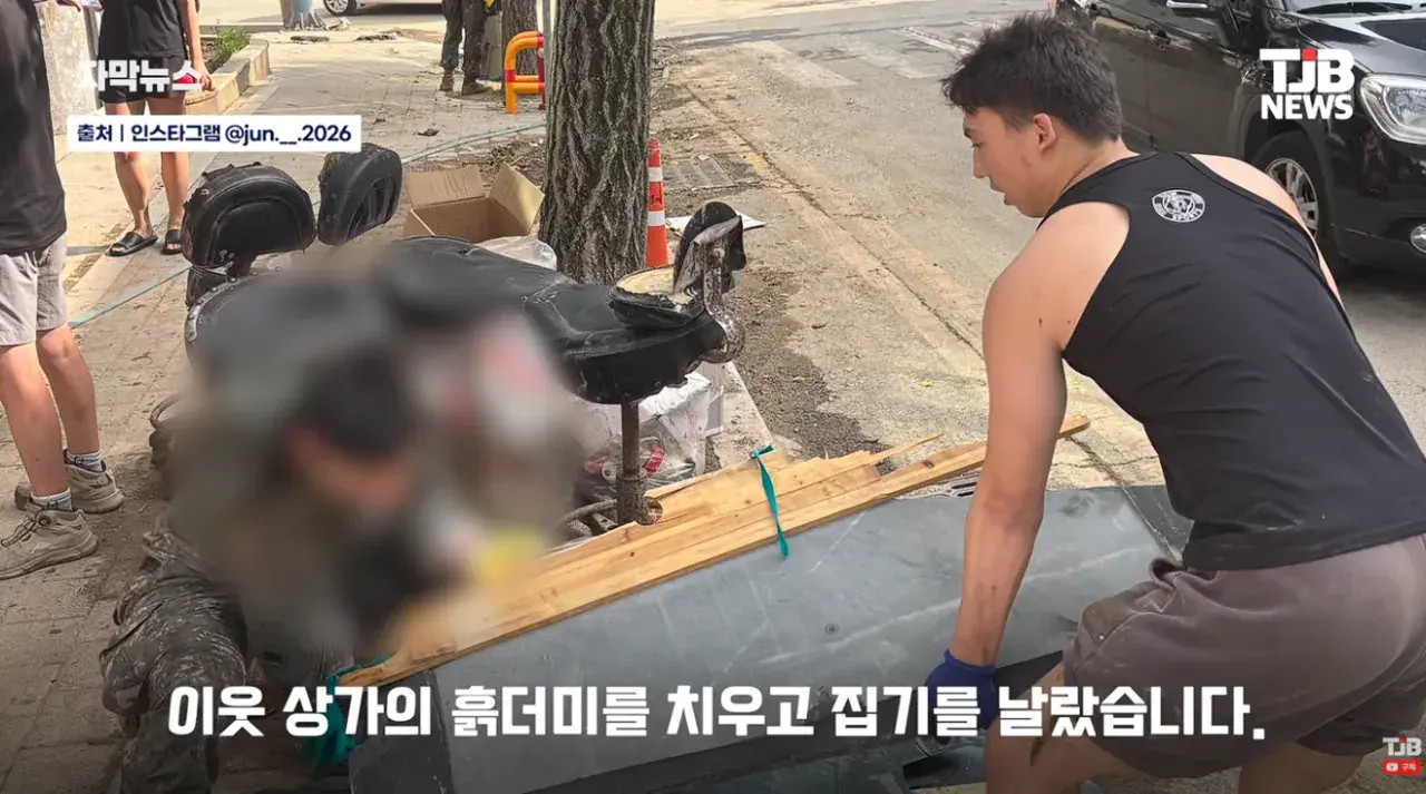 휴가 나오자마자 거제로… 폭우 소식에 달려간 23살 군인 (20).png 휴가 나오자마자 거제로 폭우 소식에 달려간 23살 군인