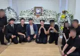 故 이용주 영정사진 앞 '푸른거탑' 식구들 한자리에