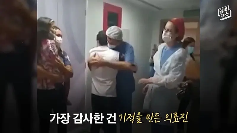 33시간 수술 끝에 얼굴 본 쌍둥이.jpg