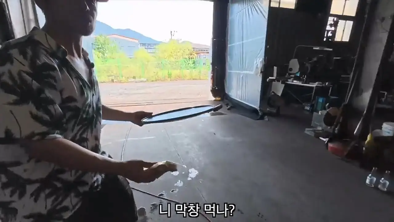 쉬는 날, 신입사원이 공장으로 출근하는 이유.mp4_20260901_092736.185.jpg