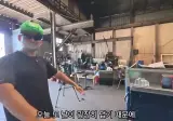 공장에서 트럭에 물받아놓고 워터파크 즐기는 직원들...