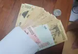 딸아이가 첫 월급 탔다고 atm 기기에서 현금으로 찾아와서 감사의 마음...