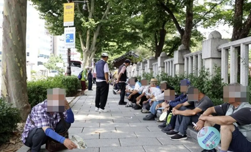 서울 종로 탑골공원에서 줄을 서 있는 노인들의 모습. 연합뉴스