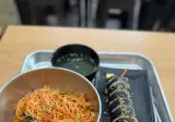 비빔국수에 참김 어떻읍니까