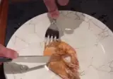 교양있게 구운새우 먹는법.gif