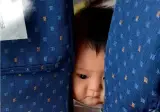 기차에서 라면먹는데 아기가 쳐다봄.jpg