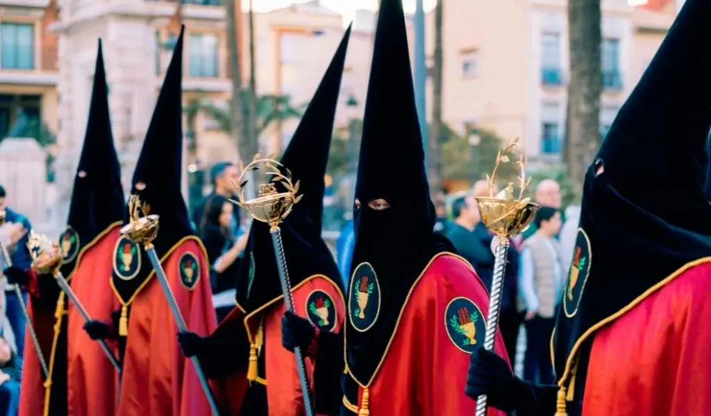 the-capirote-the-pointed-hoods-worn-by-members-of-catholic-v0-pfcnx2r1nfoh1.webp